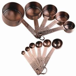 Tazas y cucharas medidoras de cobre antiguo con diferentes tamaños, utensilios de cocina a precios razonables. - Product Image 1