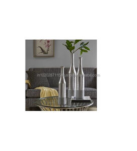 Jarrón de flores de metal con acabado dorado con borde refinado y cuerpo artesanal ideal para decoración de lujo u ocasiones especiales de festivales - Product Image 2