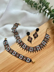 Conjunto de Collar y Pulsera con Cuentas Geométricas Étnicas para Mujer, Joyería Hecha a Mano con Patrones Coloridos, Base Negra, por UO - Product Image 2