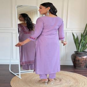 Conjunto de Kurta y Pantalón Bordado VASTRA COTTAGE con Dupatta de Organza con Borde de Encaje, Traje Étnico para Fiestas para Mujer - Product Image 4