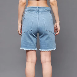 Shorts de mezclilla clásicos de tiro alto, hasta la rodilla, con dobladillo deshilachado, estilo vintage, azul claro, para un look fresco de verano, venta al por mayor - Product Image 2