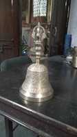 Campana Tibetana Om Hecha a Mano en Latón con Acabado Pulido Brillante y Mango de Madera para Uso en Exteriores - Regalo de Diwali, Calidad Superior, Entrega Rápida