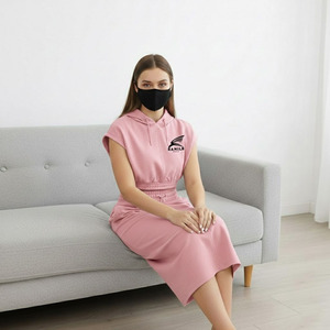 Conjunto de faldas personalizadas OEM de alta calidad para mujer, top corto con capucha y estampado de logotipo informal, conjunto de faldas con capucha para invierno. - Product Image 1