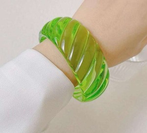 Bracelet tendance en résine fait main pour femme, élégant bracelet jonc, bijoux de créateur par Madiha Art and Crafts - Product Image 5