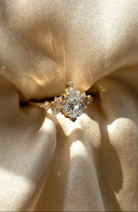 Anillo de Diamantes con Corte de Pera y Diamantes Laterales en Oro Blanco, Elegante Anillo de Compromiso con Halo para Mujer, Joyería Nupcial de Lujo - Product Image 3