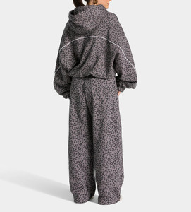 Survêtement femme surdimensionné en graphite imprimé léopard avec passepoil contrastant, comprenant un sweat à capuche et un pantalon de jogging à doublure contrastante - Product Image 2