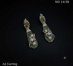 Boucles d'oreilles scintillantes en diamant américain motif floral de créateur, plaquées or antique, pour femme, idéales pour les soirées – Fournisseur - Product Image 3