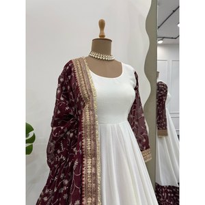 Robe Anarkali de créateur faite à la main pour les fêtes, coupe trapèze, en organza brodé avec des sequins, taille empire - Product Image 5
