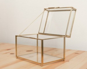 Caja de Joyería de Metal y Vidrio Rectangular de Lujo Hecha a Mano, Personalizada con Diseño de Pirámide de Vidrio - Product Image 2