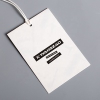 Étiquettes suspendues en papier écologiques certifiées personnalisées, étiquettes à bascule, logo en relief, estampage à chaud, étiquettes de vêtements texturées de luxe pour sacs