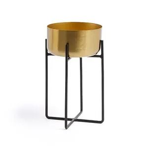Elegante macetero alto de metal con una superficie dorada, diseñado para realzar espacios estrechos o esquinas en tu hogar o jardín. - Product Image 2