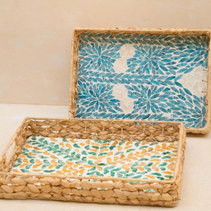 Bandeja Rectangular de Jacinto Hecha a Mano de Lujo con Incrustaciones Iridiscentes de Madreperla y Elegante Marco Tejido Natural Decorativo - Product Image 1