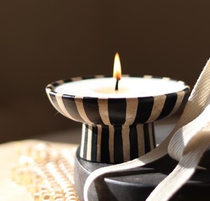 Elegante Recipiente de Cerámica para Velas con Diseño de Pedestal a Rayas, Una Sola Mecha, Larga Duración, Decoración de Lujo para el Hogar - Product Image 2