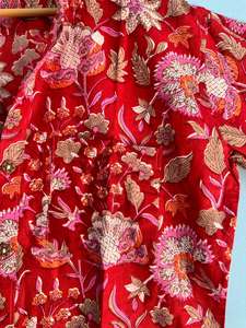 เสื้อเชิ้ตผู้ชายแขนสั้นคอวีลายดอกพิมพ์ลายด้วยมือจากผ้าฝ้าย 100% ระบายอากาศได้ดี เป็นมิตรกับสิ่งแวดล้อม เหมาะสำหรับวันหยุดฤดูร้อน - Product Image 4