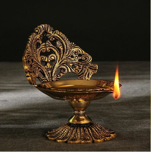 Diya Lakshmi con acabado antiguo y tallados intrincados de la diosa y elefantes. Disponible a precios de mayorista. - Product Image 5