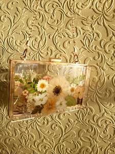 Bolso de Mano de Resina con Flores Reales: Bolso Floral Hecho a Mano - Product Image 3