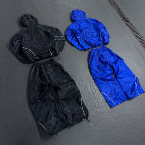 Ensemble coupe-vent 2 pièces streetwear haut de gamme : veste zippée oversize et pantalon baggy, avec logo personnalisé et éléments réfléchissants - Product Image 2