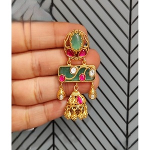 Magnifiques boucles d'oreilles pendantes en alliage plaqué or avec émail vert et pierres de zircon rose, style vintage pour femmes, pour les occasions de mariage. - Product Image 1