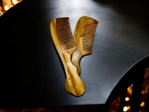 Peigne en bois massif artisanal de qualité supérieure avec dents fines et larges pour cheveux épais, bouclés et raides, disponible en finitions naturelles - Product Image 3