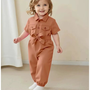 Mono para niña pequeña con bolsillos utilitarios y cinturón con lazo, estilo cargo. - Product Image 1