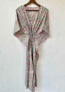 Robe longue kaftan en coton à motifs floraux indiens, parfaite comme tenue de plage ou tenue de nuit confortable pour les mamans - Product Image 5