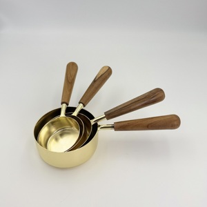 Tazas y Cucharas Medidoras de Acero Inoxidable de Alta Calidad con Acabado Dorado y Mango de Madera de Acacia, Aptas para Lavavajillas - Product Image 1