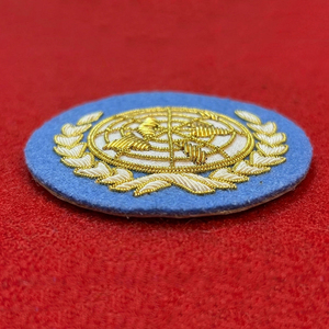 Écusson de blazer personnalisé, emblème globe, brodé rond, cousu main, fil doré, style classique, écologique - Product Image 4