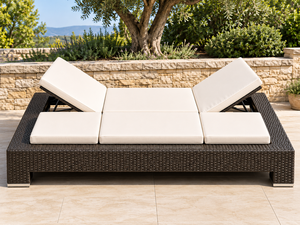 Chaise longue d'extérieur en rotin PE avec dossier réglable et coussins crème pour terrasse - Product Image 1