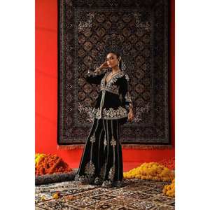 Ensemble haut-bas et dupatta pour soirée, taille XL, avec travail de broderie et de sequins - Product Image 3