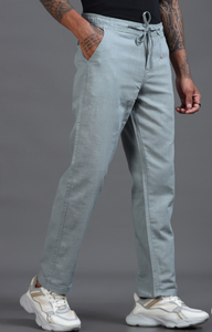 Pantalones de algodón premium para hombre, azules, de corte relajado, tiro medio, con cuatro bolsillos, cierre de botón y cordón. - Product Image 1