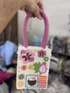 Bolso de hombro tipo bandolera de algodón con cuentas, estilo bohemio clásico, hecho a mano para mujer india, ideal para fiestas y eventos. - Product Image 2