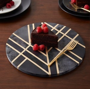 Planche à découper ronde moderne avec motif marbre noir et lignes géométriques dorées, trou de suspension - Product Image 6