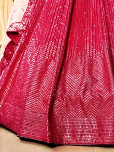Robe de bal en satin rose à imprimé géométrique avec col halter, style Leheriya, avec dupatta et haut court détachable, longueur maxi, naturelle et élégante pour soirée - Product Image 5