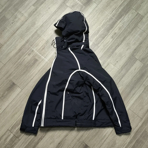 Veste coupe-vent à capuche personnalisée avec passepoil réfléchissant pour homme, en nylon froissé, avec panneaux incurvés et coutures géométriques, légère, imperméable et coupe oversize - Product Image 5
