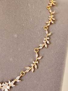 Collier romantique vintage plaqué or avec fleur en cristal naturel, pendentif élégant pour femme, idéal pour mariage, soirée ou fiançailles - Product Image 5