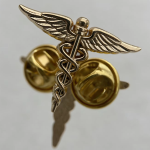 Badge en métal personnalisé avec design ailes, épée et fleur de lys, fixation par épingle de sûreté, finition émail, forme irrégulière - Product Image 3