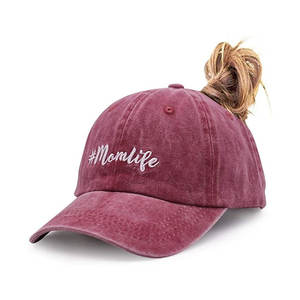 Gorra del Día de la Madre con la inscripción 'Mejor Mamá del Mundo', con visera curva clásica, tela de algodón suave y estilo informal. - Product Image 1