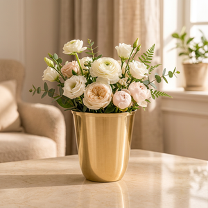 Vase en métal doré avec un design élégant et évasé pour des arrangements floraux saisissants et une décoration de table contemporaine - Product Image 1