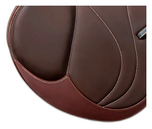 Silla de montar inglesa de cuero marrón para doma y salto, con estructura de madera, personalizable, con ribete color canela y herrajes de latón. - Product Image 5