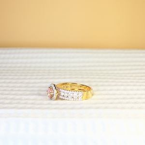 Bague de fiançailles pour femme en or rose 14 carats, diamant rose fantaisie taille ronde avec pierres latérales, certifiée IGI, diamant de laboratoire, romantique, idéale pour un cadeau - Product Image 4