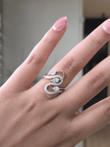 Anillo de Lujo con Diamante Cultivado en Laboratorio con Corte Esmeralda, Certificado IGI, 0.85 Ct, Diseño en Espiral Dorado, Pave Abierto, para Aniversario - Product Image 1