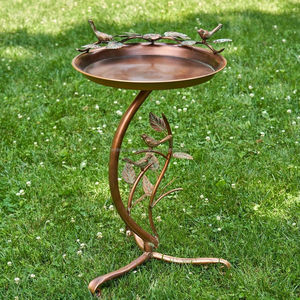 Bain d'oiseaux décoratif en métal avec détails vintage, durable et élégant, pour décorer votre jardin extérieur et attirer facilement les oiseaux. - Product Image 3