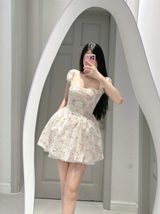 Robe Courte en Chiffon Tissé à Motifs Floraux avec Manches Bouffantes, Col Carré, Taille Haute, Coupe Évasée, Style Féminin Doux et Léger – Fabriquée au Vietnam - Product Image 2