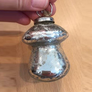 Boîte suspendue de Noël de style luxueux, finition argentée, Père Noël, disponible à prix abordable - Product Image 1