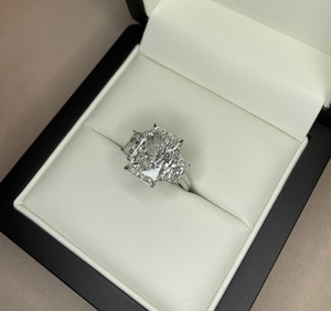 Exquisito Anillo de Compromiso de Tres Piedras con Diamante de Corte Radiante |   Joyería nupcial clásica de lujo en oro de 14 quilates - Product Image 6