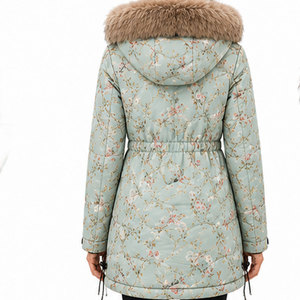Chaqueta Impermeable para Mujer con Diseño Funcional de Múltiples Bolsillos, Capucha Ajustable y Corte Largo Elegante para el Invierno Moderno - Product Image 2