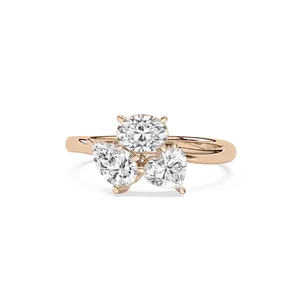 Anillo de compromiso con tres diamantes de corte redondo y diamantes laterales en forma de corazón, elaborado en oro rosa, oro blanco, oro amarillo, elegante. - Product Image 1