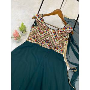 Robe de créateur Anarkali avec belle Dupatta pour les fêtes et les soirées - Product Image 3