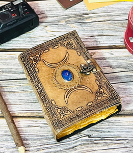Diario de Cuero con Cristal de Triple Luna: Libro de Sombras Wiccano - Product Image 3