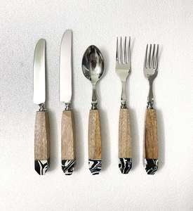 Ensemble de couverts en bois avec manches à motifs noirs, design bohème, couverts réutilisables pour le camping - Product Image 3
